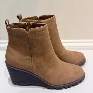 Brand New St. John’s Bay Tan Wedge  Heeled Ankle Boots Women’s Size 8.5 Wide